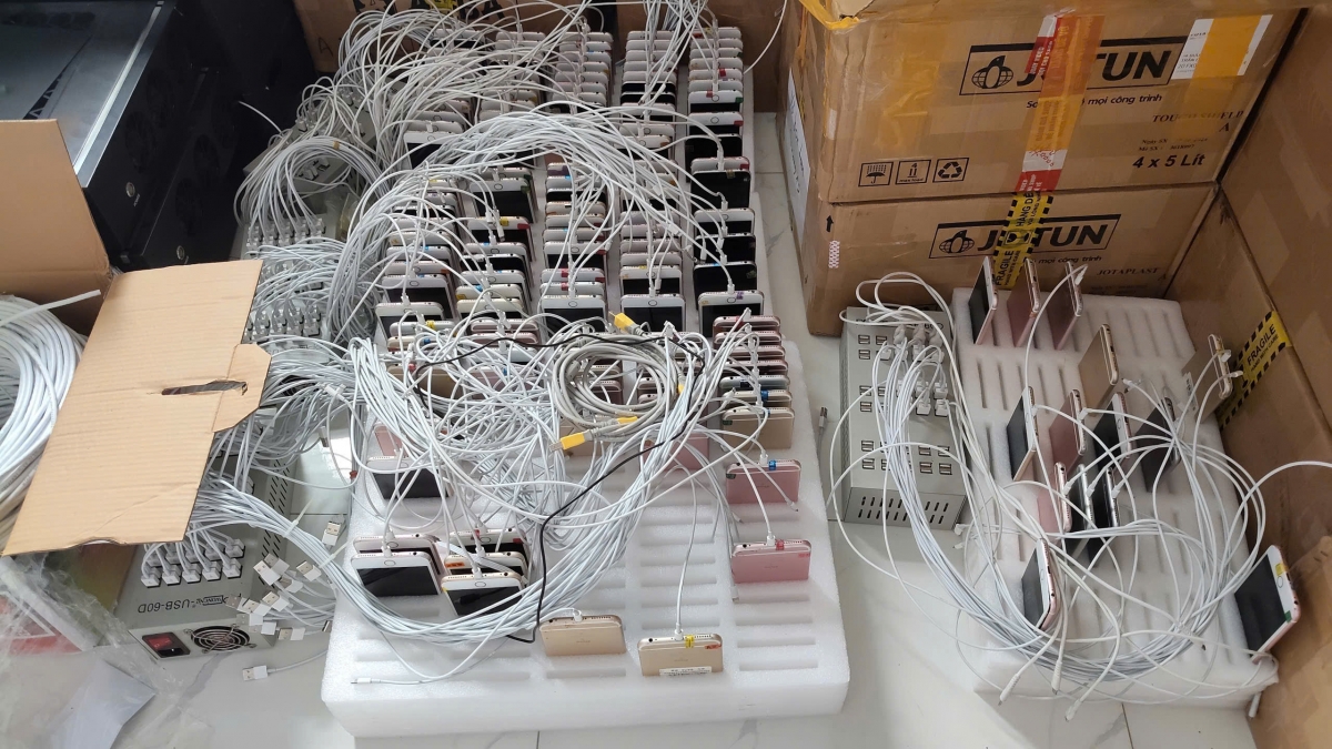 Phòng điều khiển trung tâm có tới 78 CPU kết nối với 169 thiết bị đăng nhập và 2.000 điện thoại di động.