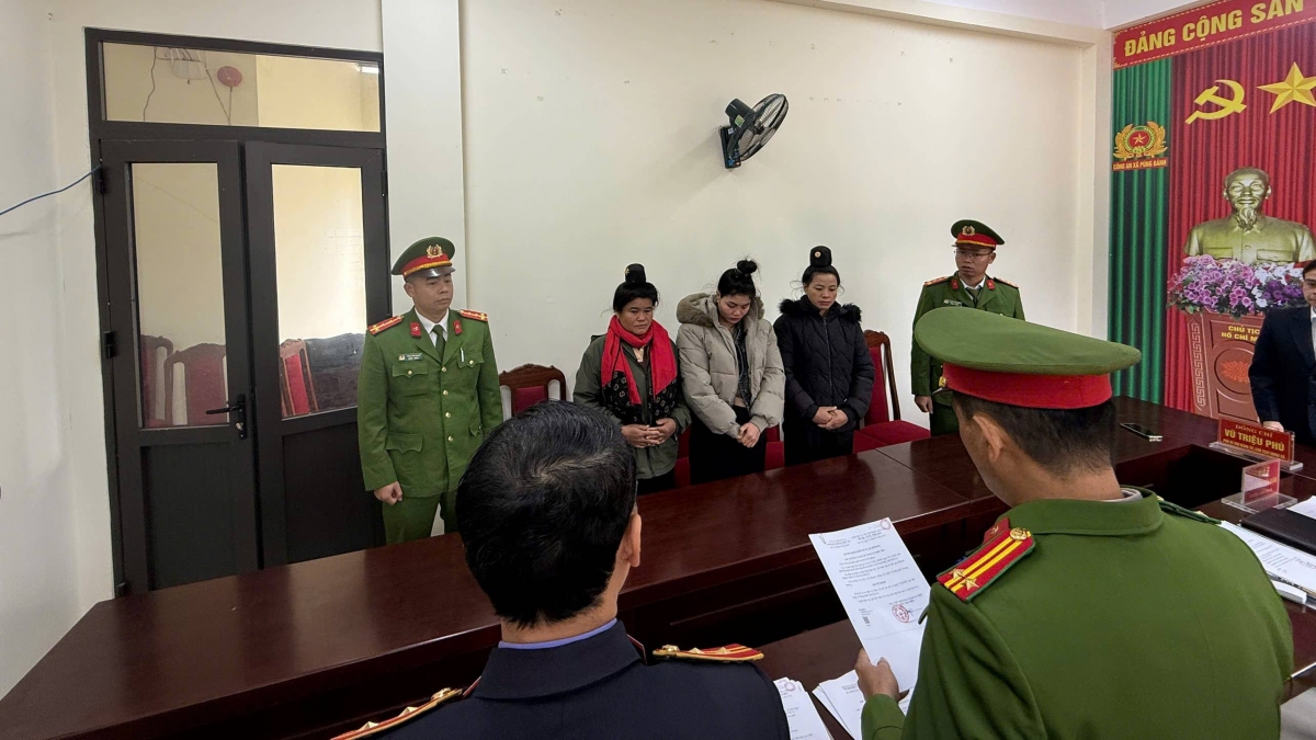 Cơ quan Cảnh sát điều tra, Công an tỉnh đọc quyết định khởi tố vụ án, khởi tố bị can đối với các đối tượng.