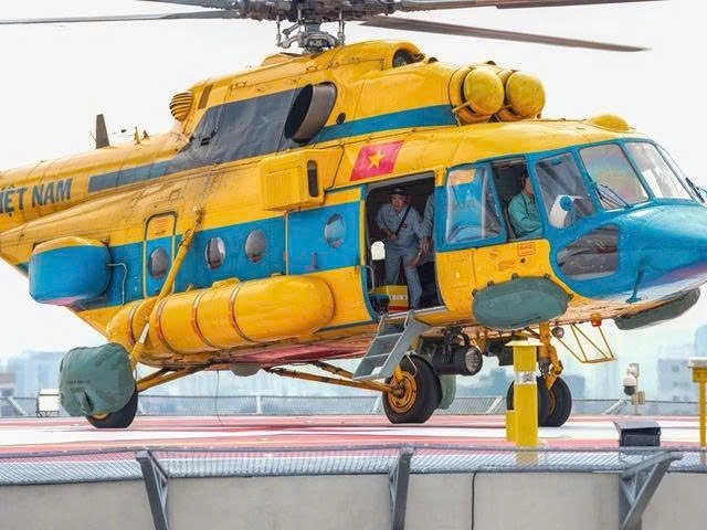 áy bay trực thăng của Trung đoàn Không quân trực thăng 917 cứu trợ vùng lũ Khánh Hòa, Phú Yên cũ (Đắk Lắk) (Ảnh Mai Thanh Hải)