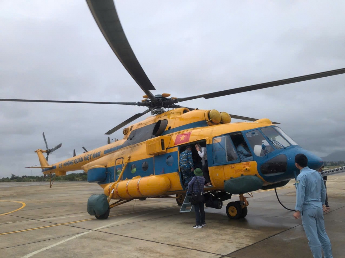 Trực thăng chở đoàn công tác và PTT Hồ Quốc Dũng thị sát vùng ngập lũ