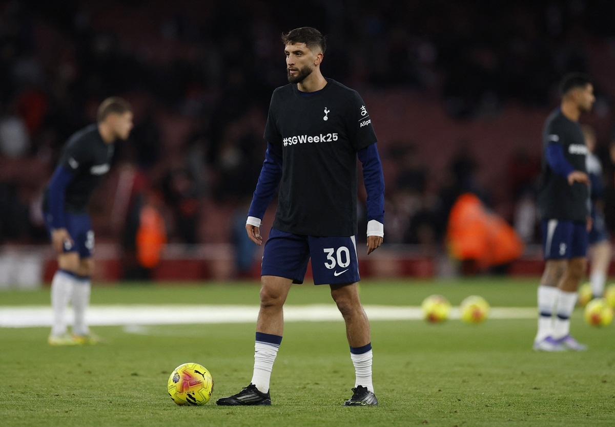 Cầu thủ đôi bên khởi động trước trận. (Ảnh: Reuters). 