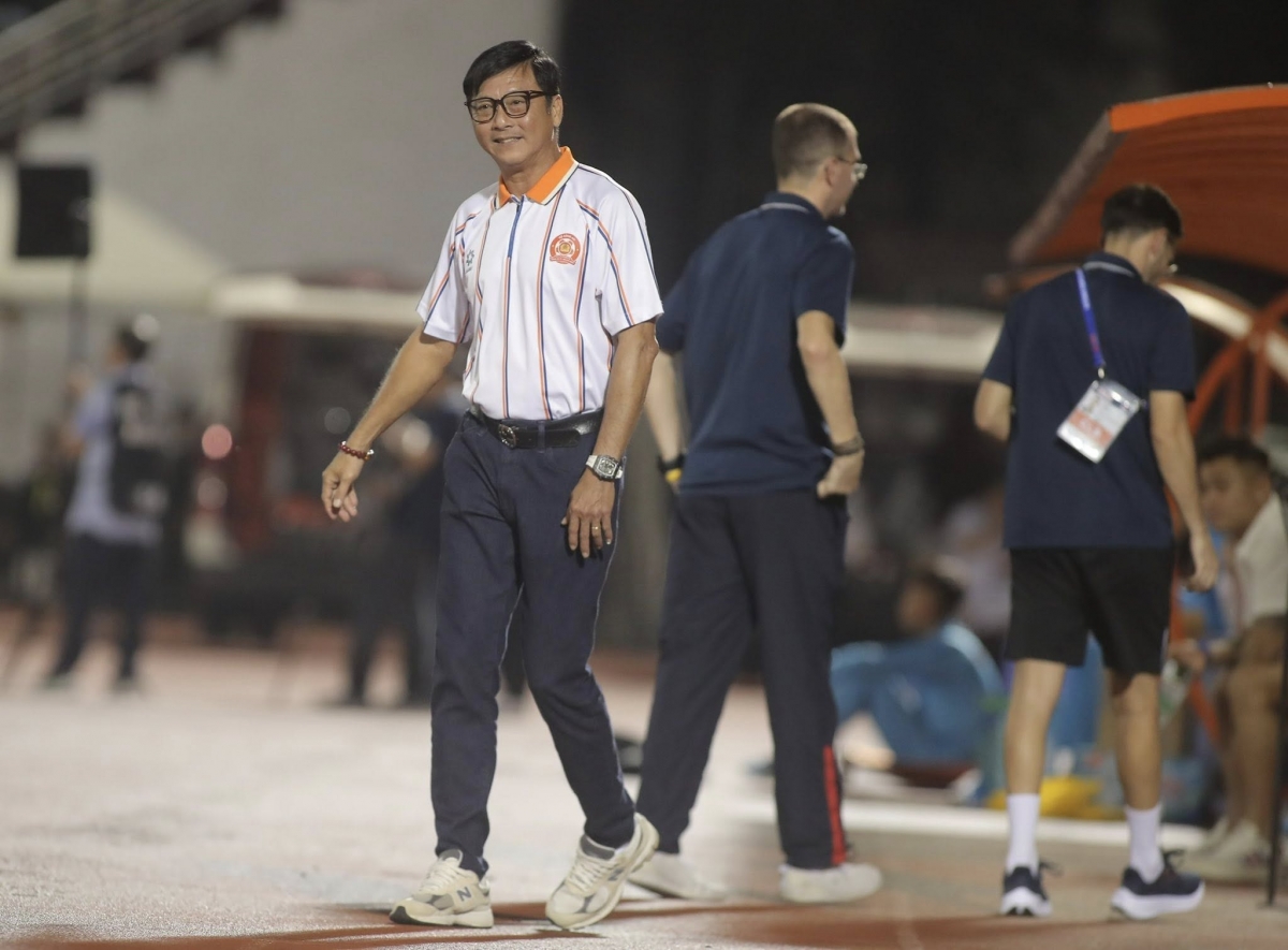 Thầy trò HLV Huỳnh Đức đang có lợi thế dẫn bàn khi trận đấu bước vào giờ nghỉ. (Ảnh: CLB CA TP.HCM). 