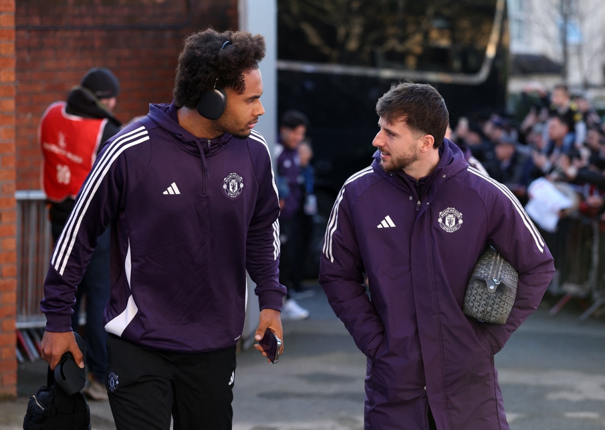 Cầu thủ và ban huấn luyện MU đã có mặt tại sân. (Ảnh: Reuters). 