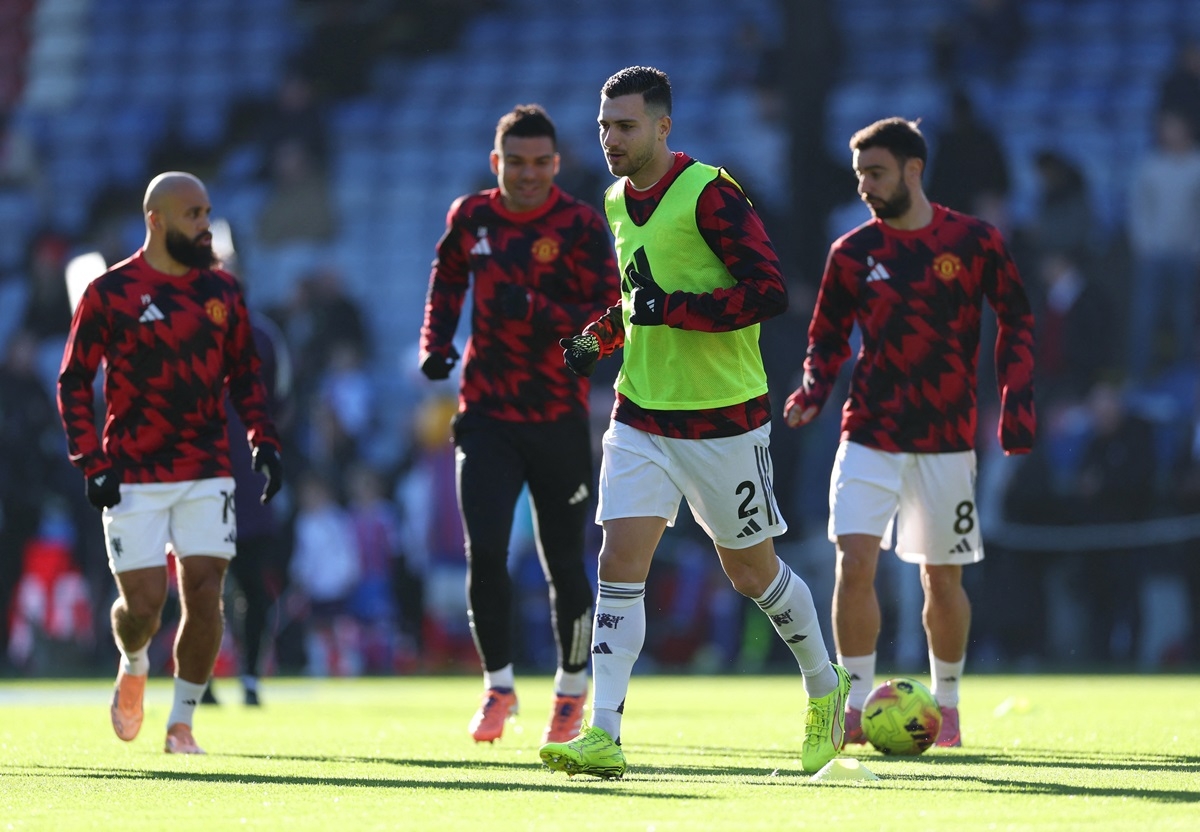 Các cầu thủ MU khởi động trước trận. (Ảnh: Reuters). 