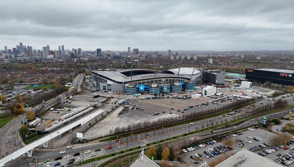 Sân Etihad sẵn sàng cho siêu kinh điển Ngoại hạng Anh giữa Man City và Liverpool (Ảnh: Reuters)