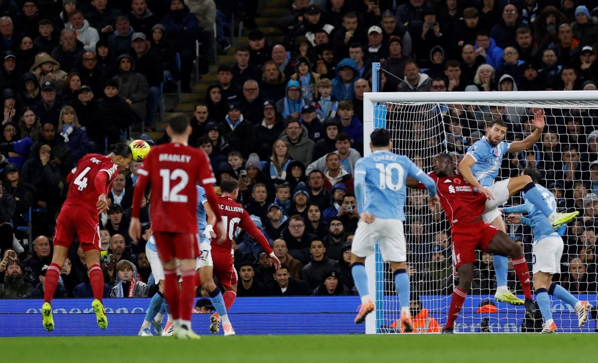 Virgil van Dijk đánh đầu tung lưới thủ môn Donnarumma bên phía Man City (Ảnh: Reuters)