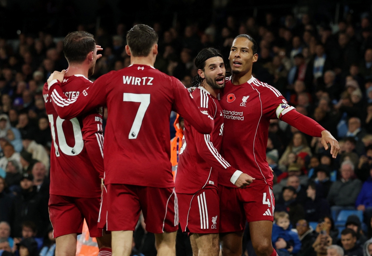 ... vì trọng tài xác định đã có lỗi việt vị của Robertson trước đó và bàn thắng không được công nhận cho Liverpool (Ảnh: Reuters)