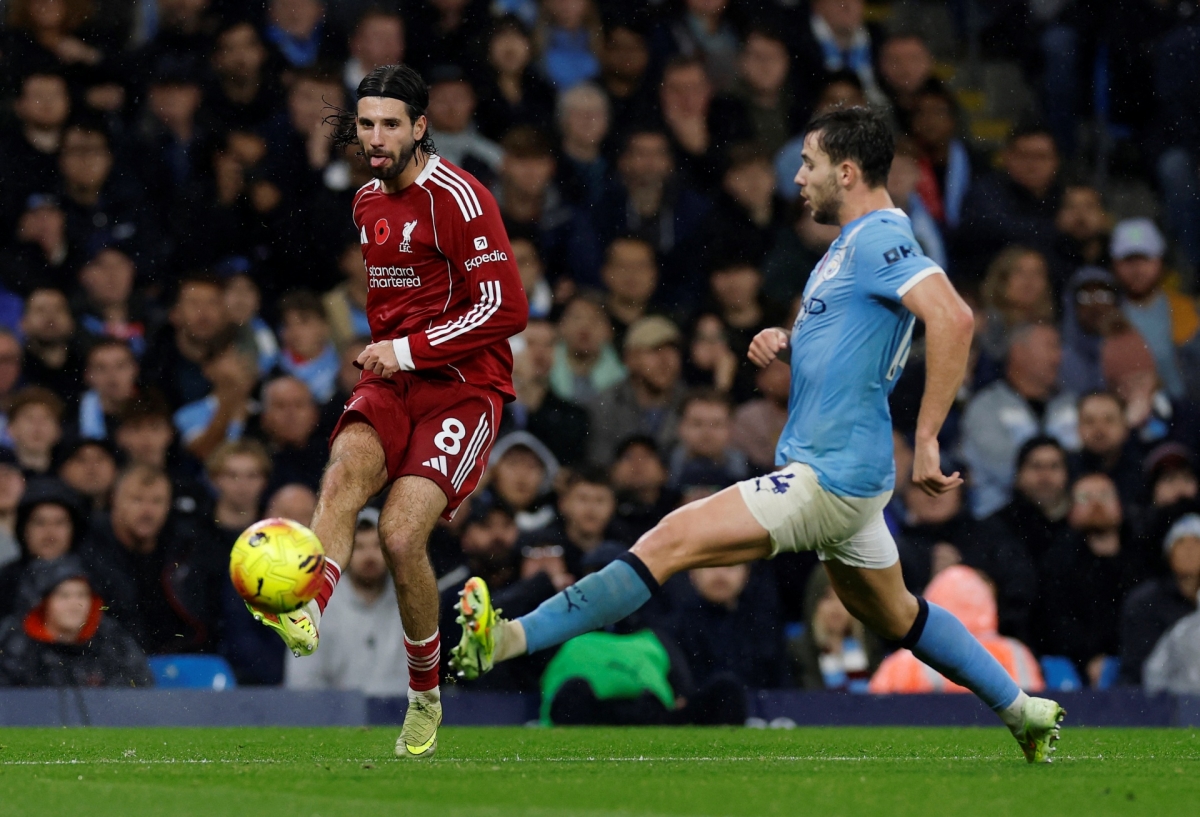 Siêu phẩm của Szoboszlai bị thủ môn Donnarumma bên phía Man City từ chối (Ảnh: Reuters)