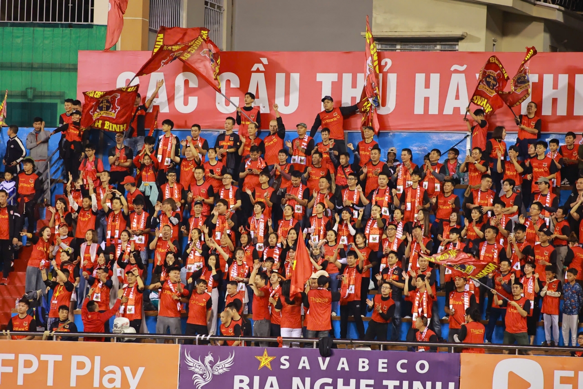 Rất đông CĐV đến sân Ninh Bình để theo dõi trận đấu. (Ảnh: VPF). 