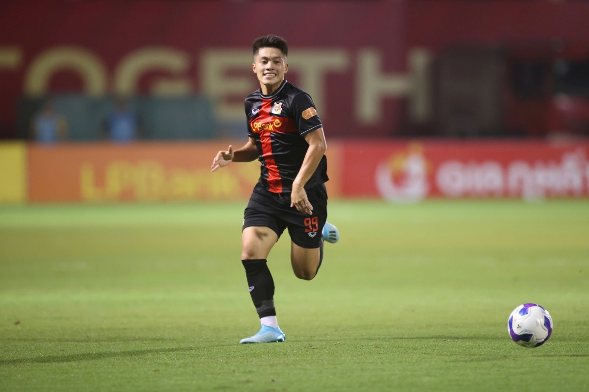 Quốc Việt và các đồng đội nỗ lực tấn công nhưng chưa thể ghi bàn. (Ảnh: VPF). 