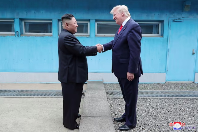 Tổng thống Mỹ Donald Trump bắt tay nhà lãnh đạo Triều Tiên Kim Jong Un khi họ gặp nhau tại khu phi quân sự ngăn cách hai miền Triều Tiên, tại Bàn Môn Điếm, Hàn Quốc, ngày 30/6/2019. Ảnh: KCNA/Reuters