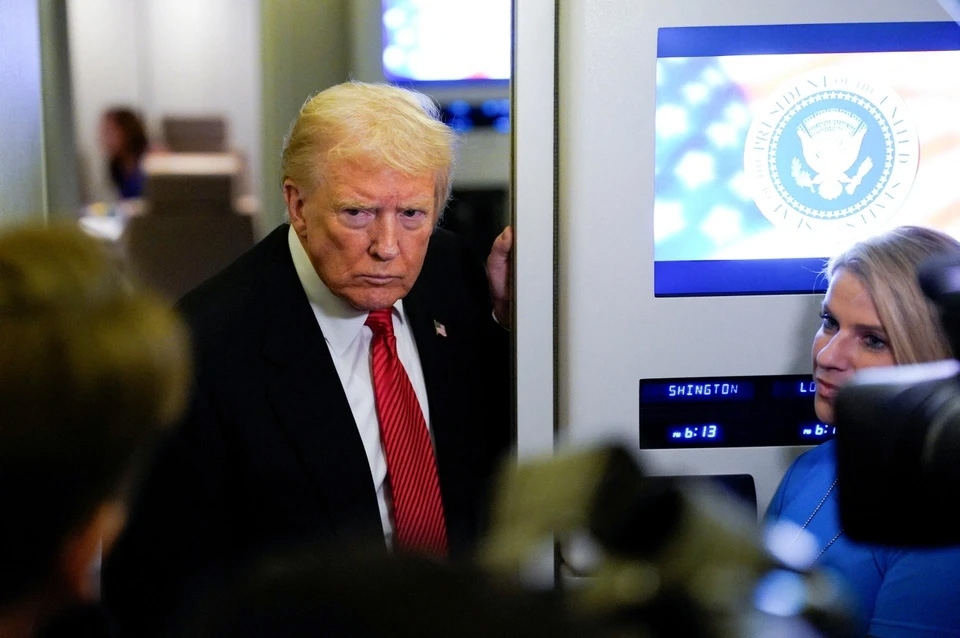 Tổng thống Mỹ Donald Trump trả lời phỏng vấn trên Không lực Một ngày 2/11. Ảnh: Reuters
