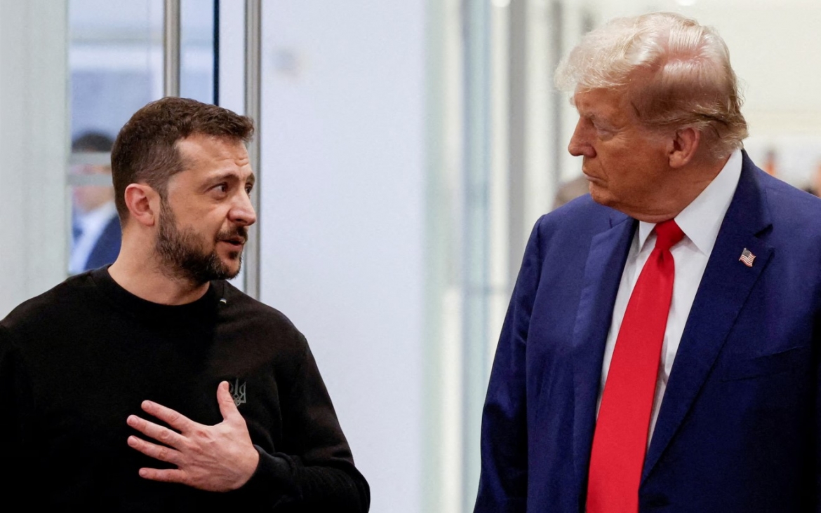 Ông Trump (trái) và ông Zelensky (phải). Ảnh: Reuters