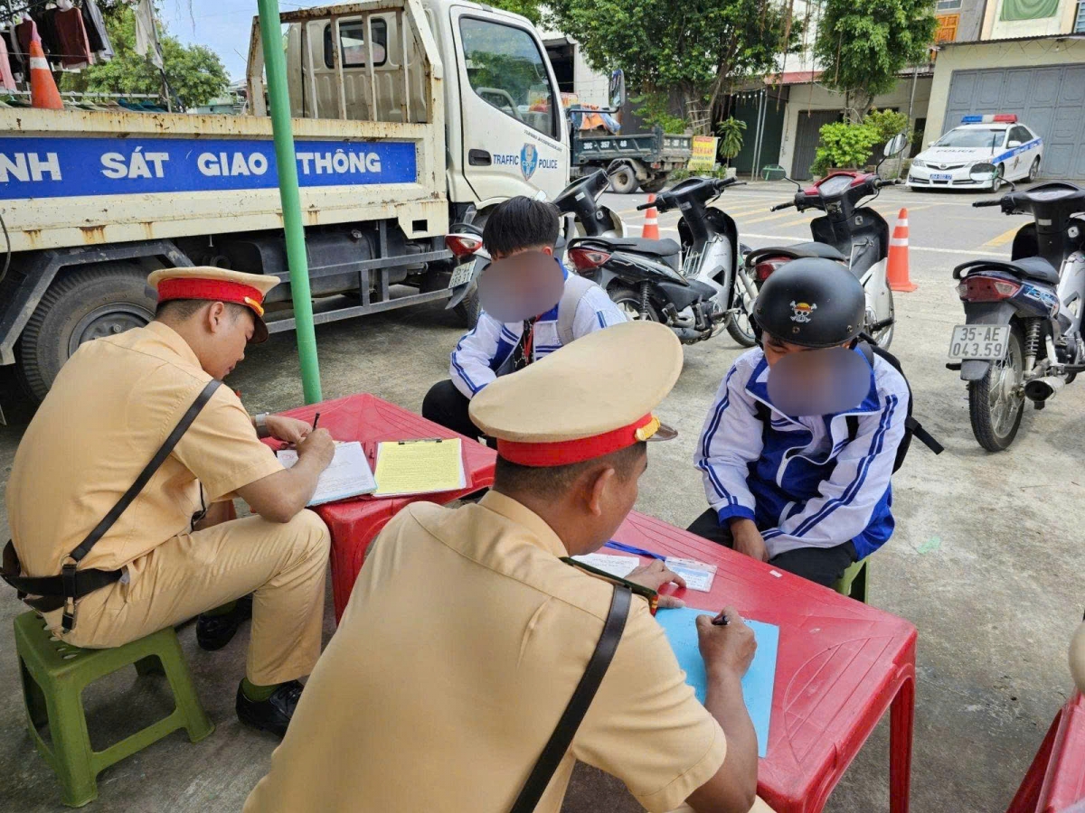 Hình ảnh lực lượng CSGT Công an tỉnh ra quân tuyên truyền, kiểm tra, phát hiện xử lý gần 500 trường hợp vi phạm trong lứa tuổi học sinh