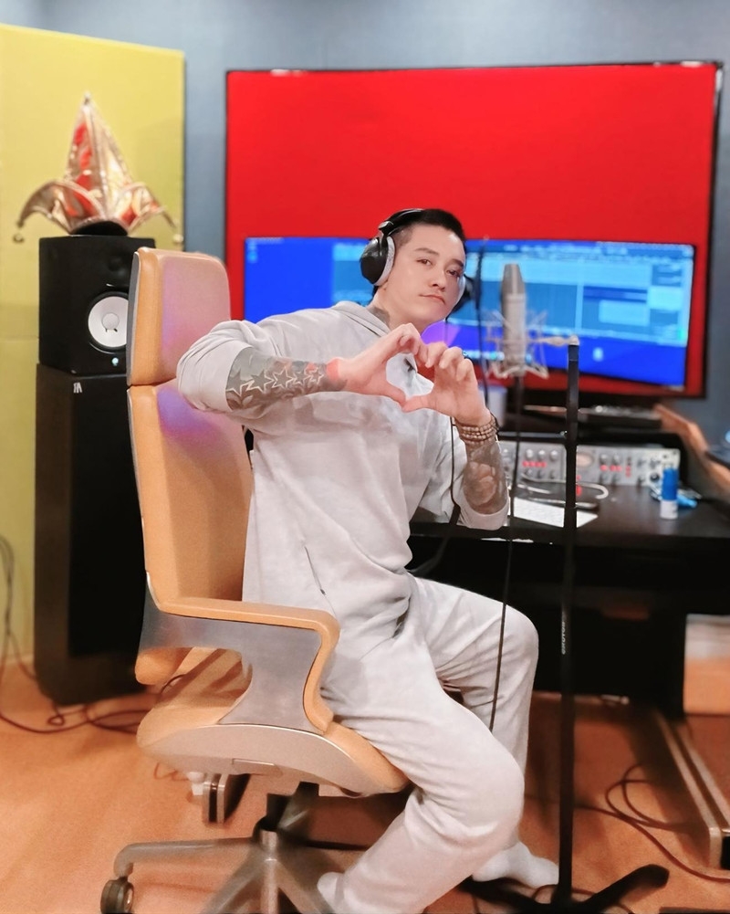 Ca sĩ Tuấn Hưng nén nỗi đau mất mẹ trở lại công việc, thu âm ca khúc tự viết ủng hộ đồng bào miền Trung sau bão lũ.