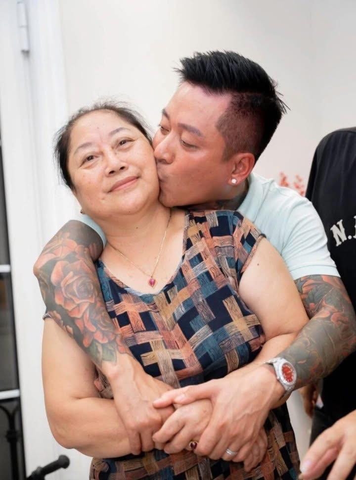 Sao Việt 2/11: Tuấn Hưng quay video thông báo phải hủy 2 đêm diễn tại Berlin (Đức) và Budapest (Hungary) để bay về Việt Nam khẩn cấp do tình trạng sức khỏe của mẹ diễn biến xấu. Nam ca sĩ xin lỗi khán giả và hứa sẽ sắp xếp lịch trở lại khi hoàn cảnh cho phép.