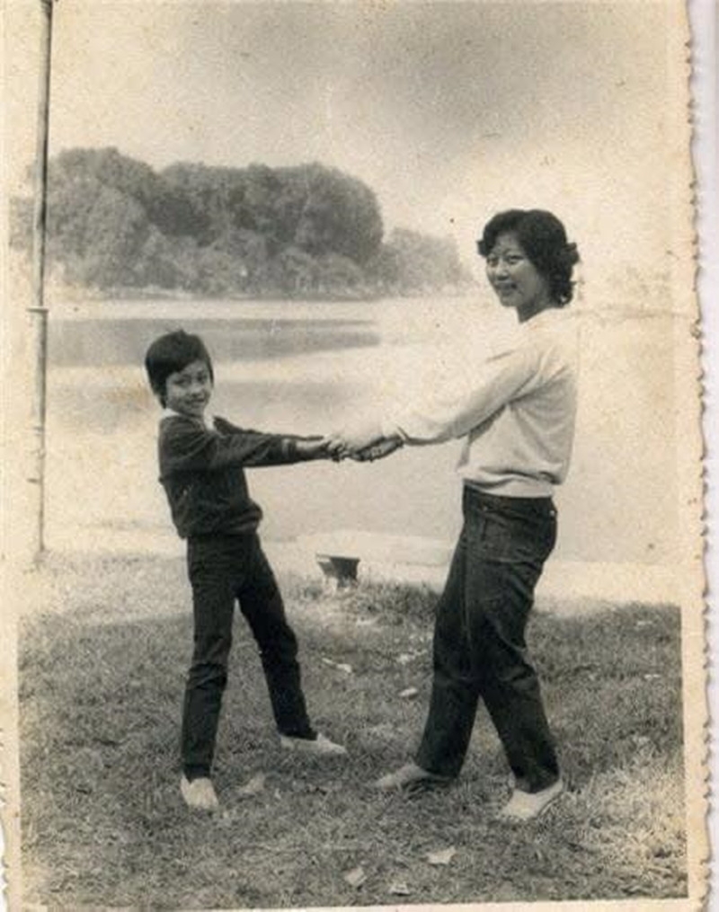 Ca sĩ Tuấn Hưng đăng ảnh thời thơ ấu bên mẹ với dòng trạng thái xúc động về tình mẫu tử.