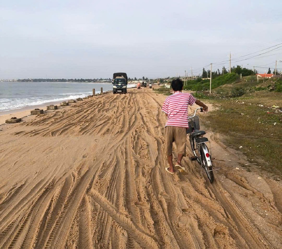 Tuyến đường ven biển ĐT 716 đoạn qua Gành Rái bị cát phủ lấp. Ảnh: B.H