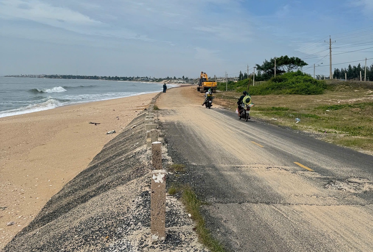 Tuyến đường ven biển ĐT 716 đoạn qua Gành Rái đã thông thoáng trở lại từ lúc khoảng 9h sáng nay. Ảnh: B.H 