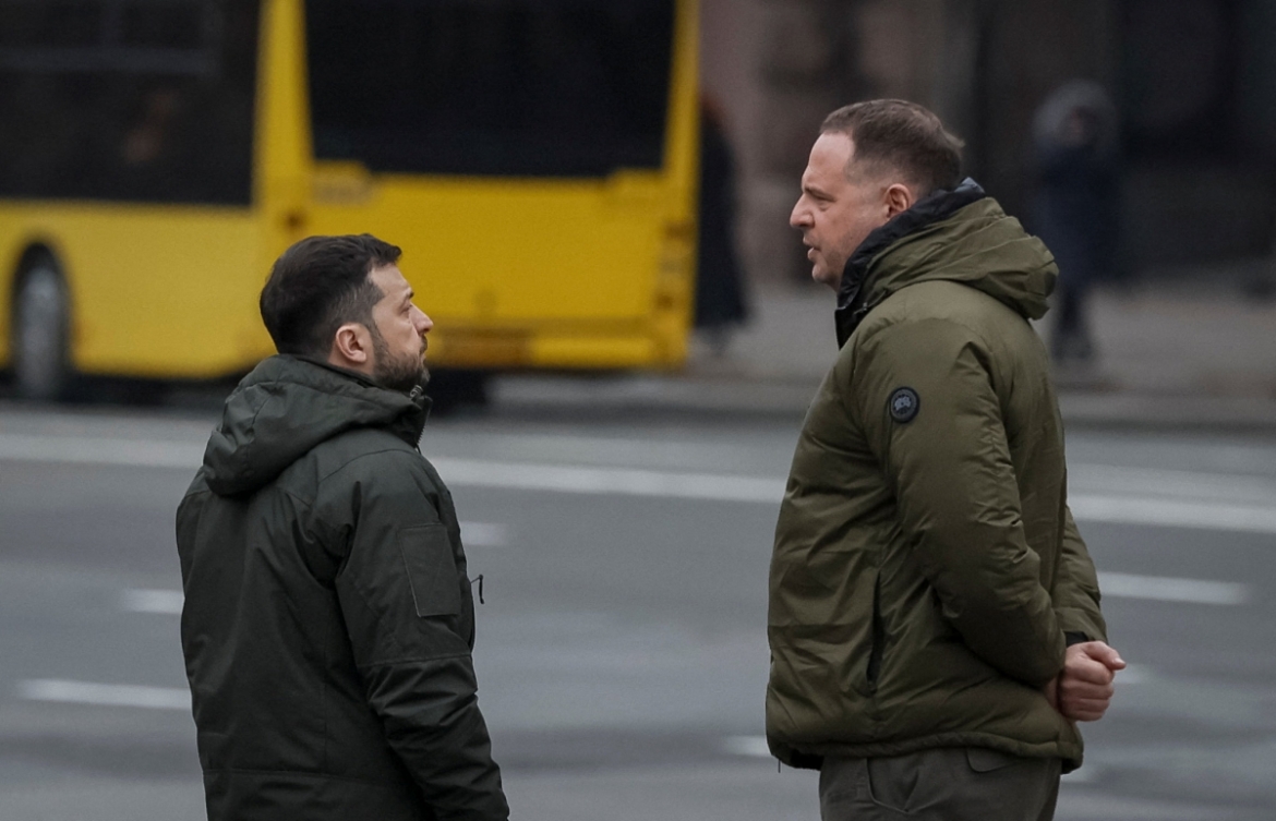 Tổng thống Ukraine Volodymyr Zelensky và ông Andriy Yermak tại Quảng trường Độc lập ở Kiev, ngày 2/12/2024. Ảnh: Reuters