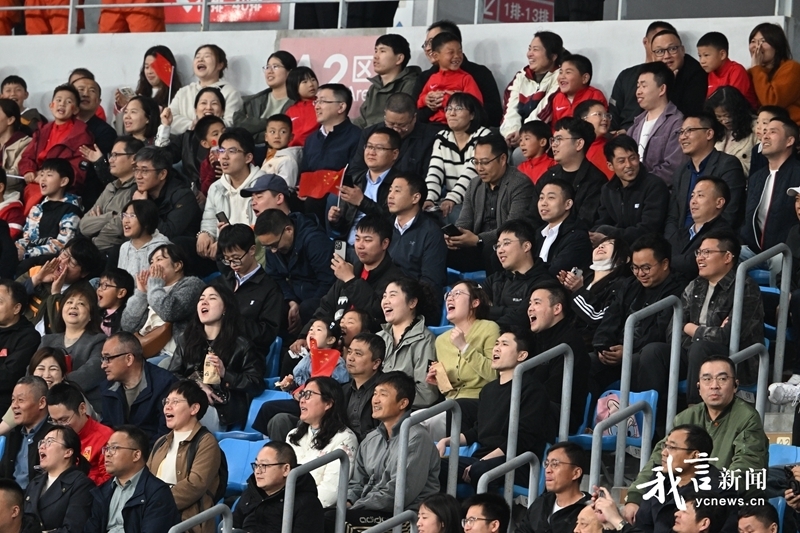 Khá đông CĐV đến sân theo dõi trận đấu. (Ảnh: YC News). 