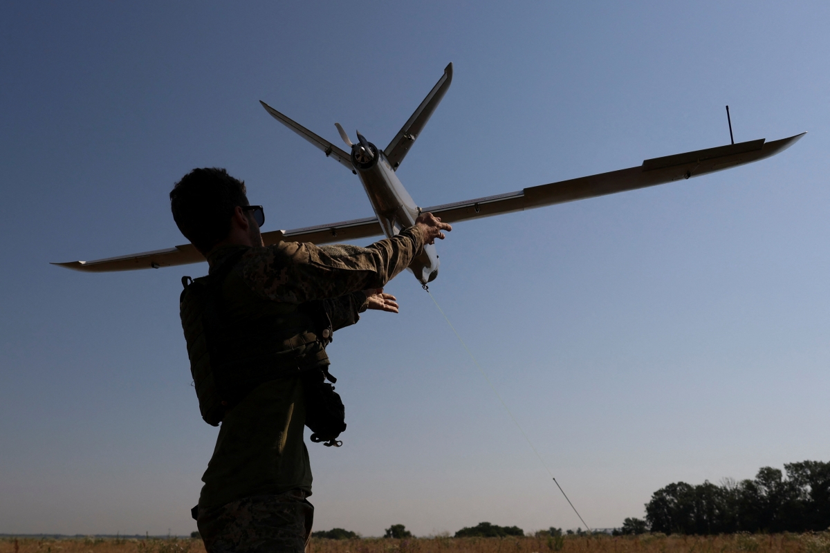 Một quân nhân Ukraine điều khiển UAV. Ảnh: Reuters