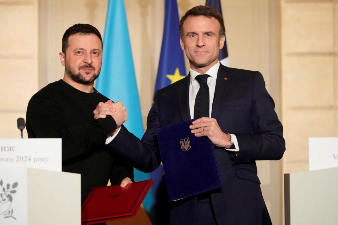 Tổng thống Ukraine Volodymyr Zelensky và Tổng thống Pháp Emmanuel Macron. Ảnh: Reuters
