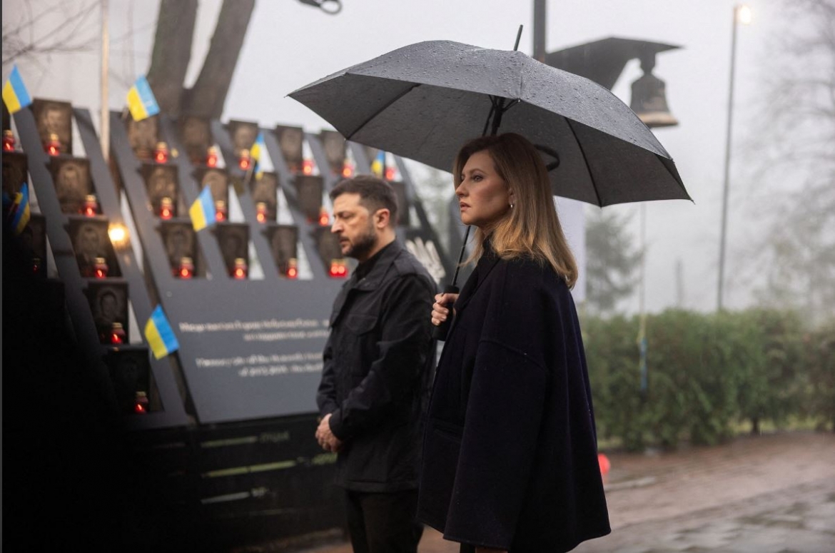 Tổng thống Ukraine Volodymyr Zelensky và Phu nhân tham dự lễ tưởng niệm những người thiệt mạng trong các cuộc biểu tình ủng hộ Liên minh châu Âu (EU) của Ukraine năm 2014, ngày 21-11 - Ảnh: Reuters
