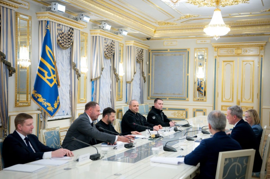 Tổng thống Ukraine Volodymyr Zelensky và Bộ trưởng Lục quân Mỹ Daniel Driscoll dự một cuộc họp tại Kiev, Ukraine ngày 20/11/2025. Ảnh: Reuters