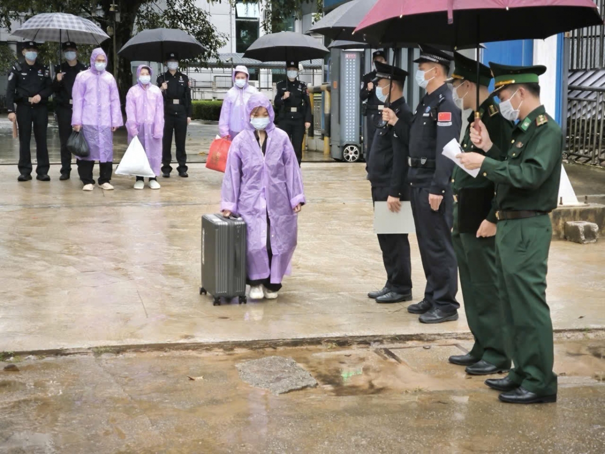 Đồn Biên phòng Sóc Giang, BĐBP tỉnh Cao Bằng tiếp nhận 4 đối tượng có lệnh truy nã do phía Trung Quốc trao trả.