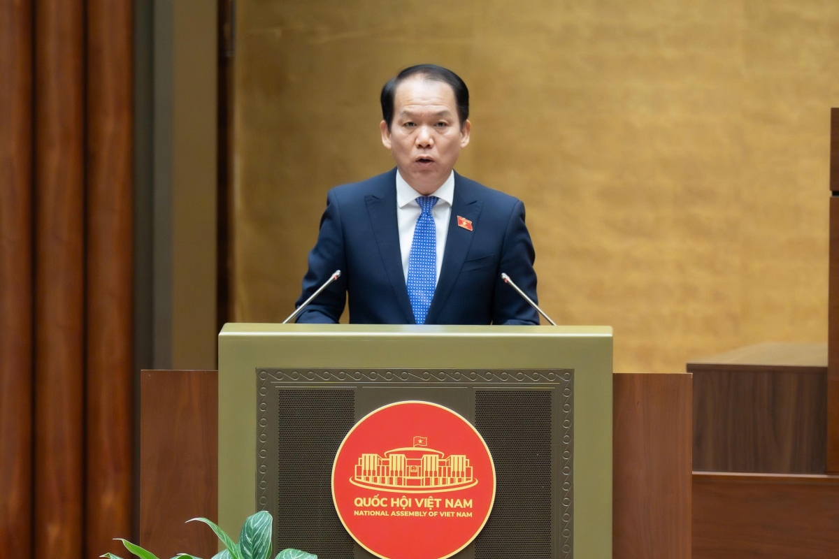 Ủy viên Ủy ban Thường vụ Quốc hội, Chủ nhiệm Ủy ban Pháp luật và Tư pháp Hoàng Thanh Tùng trình bày Báo cáo giải trình, tiếp thu, chỉnh lý dự thảo Luật Tương trợ tư pháp về hình sự.  Ảnh Quốc hội