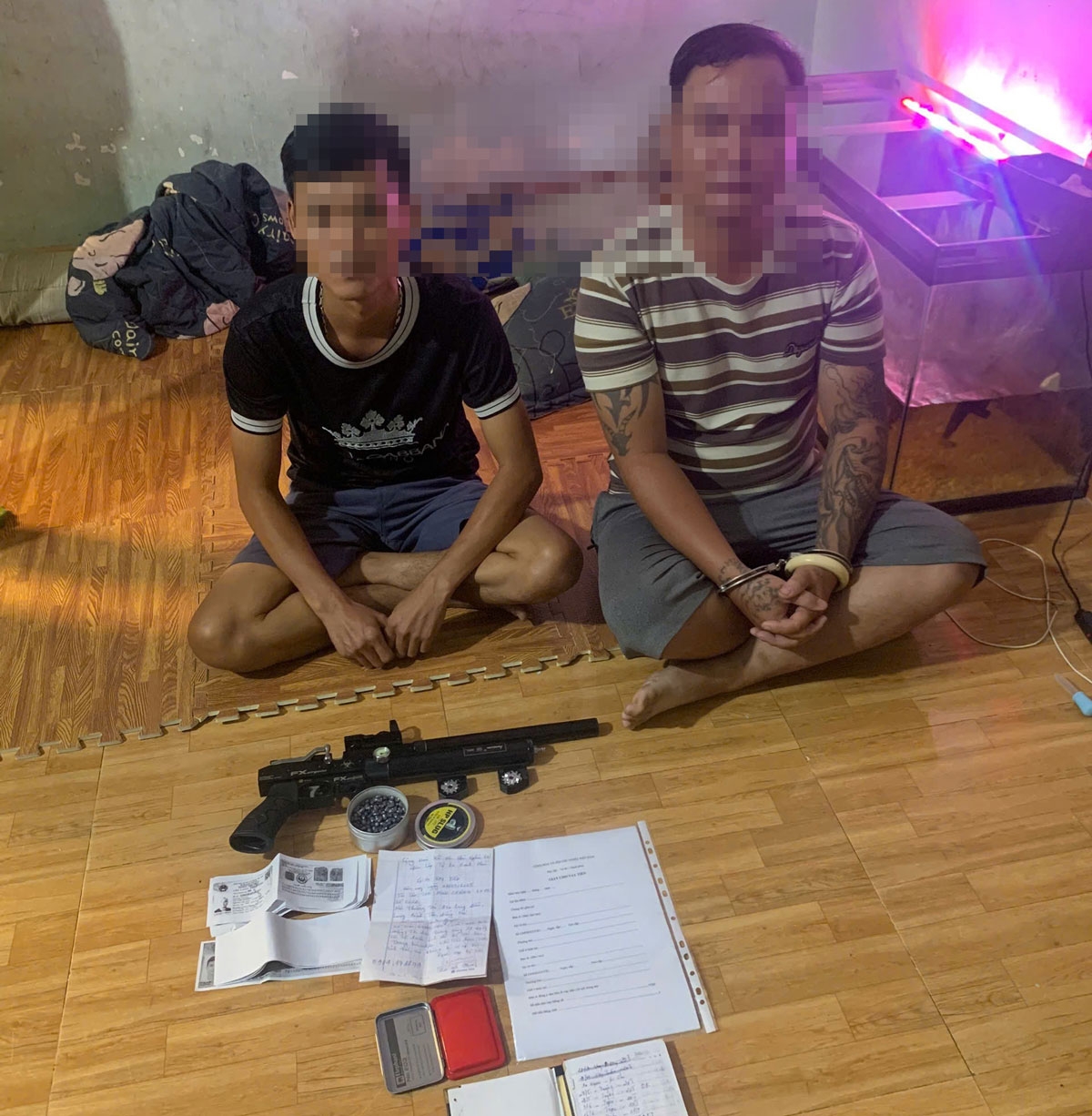 Khẩu súng và đạn chì thu giữ tại nhà Vũ Văn Doanh (ảnh: CA)