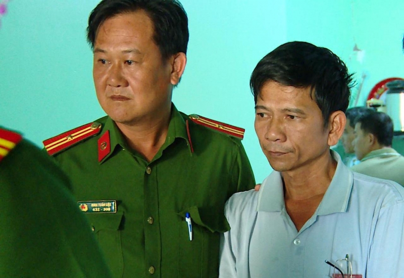 Lực lượng Công an khám xét tại nhà đối tượng Đổ Văn Trên.