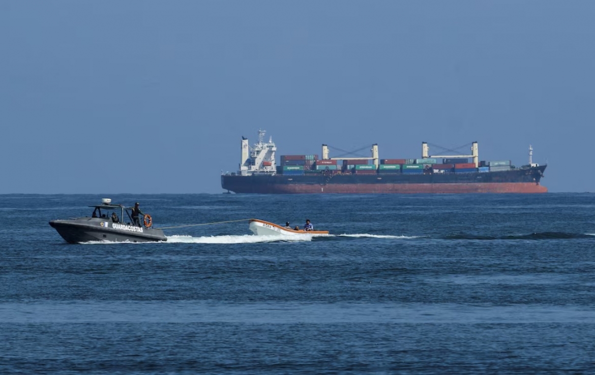Một tàu tuần duyên của Hải quân Venezuela hoạt động ngoài khơi bờ biển Caribe. Ảnh: Reuters