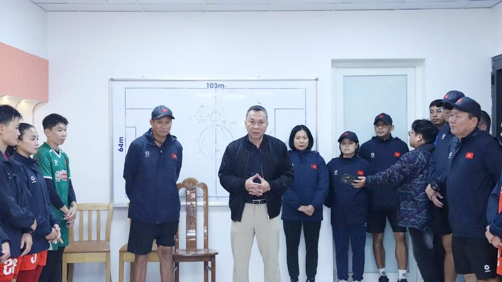 Chủ tịch Liên đoàn Bóng đá Việt Nam (LĐBĐVN) Trần Quốc Tuấn đã gặp gỡ và động viên đội tuyển nữ quốc gia.