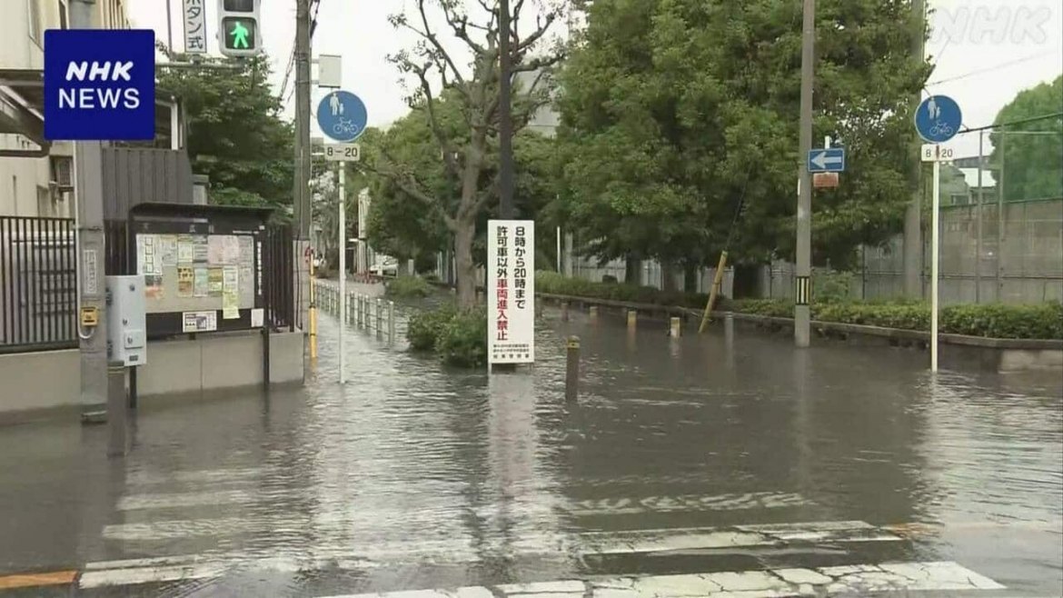 Sự cố vỡ ống nước gây ngập tại thành phố Osaka tháng 5/2025. Ảnh: NHK