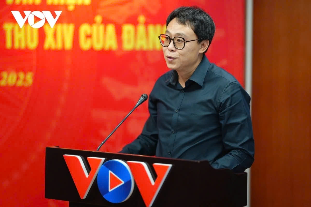 Ông Nguyễn Mạnh Thắng - Phó trưởng Ban thường trực Ban Thời sự VOV1 trình bày tham luận tại hội nghị.