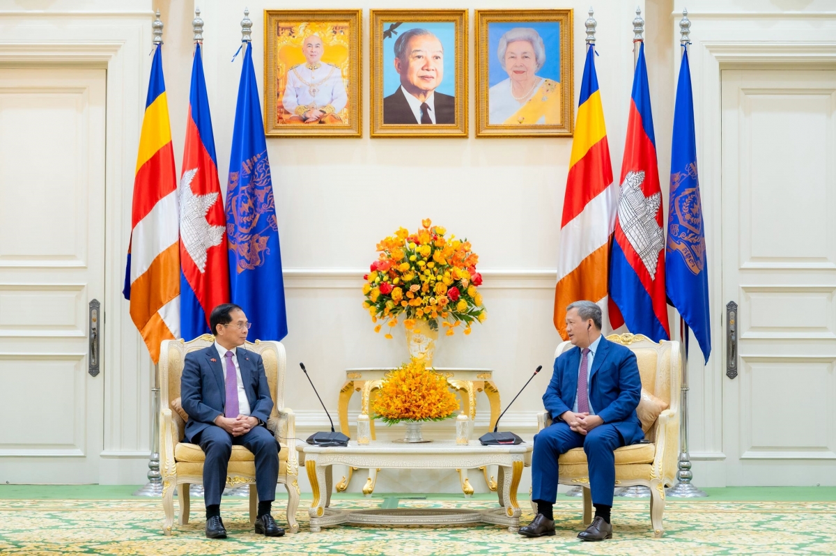 Phó Thủ tướng Bùi Thanh Sơn chào xã giao Thủ tướng Hun Manet.