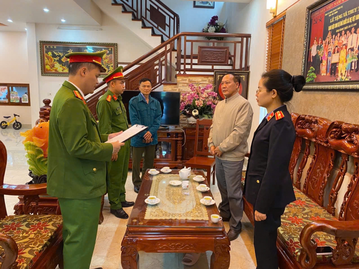 Cơ quan điều tra đọc lệnh bắt bị can để tạm giam