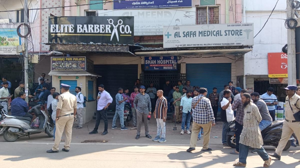 Người thân của các nạn nhân trong vụ tai nạn xe buýt tập trung bên ngoài văn phòng ở thành phố Hyderabad của công ty Al-Meena Travels - công ty du lịch đứng ra tổ chức chuyến hành hương. Ảnh: The Hindu