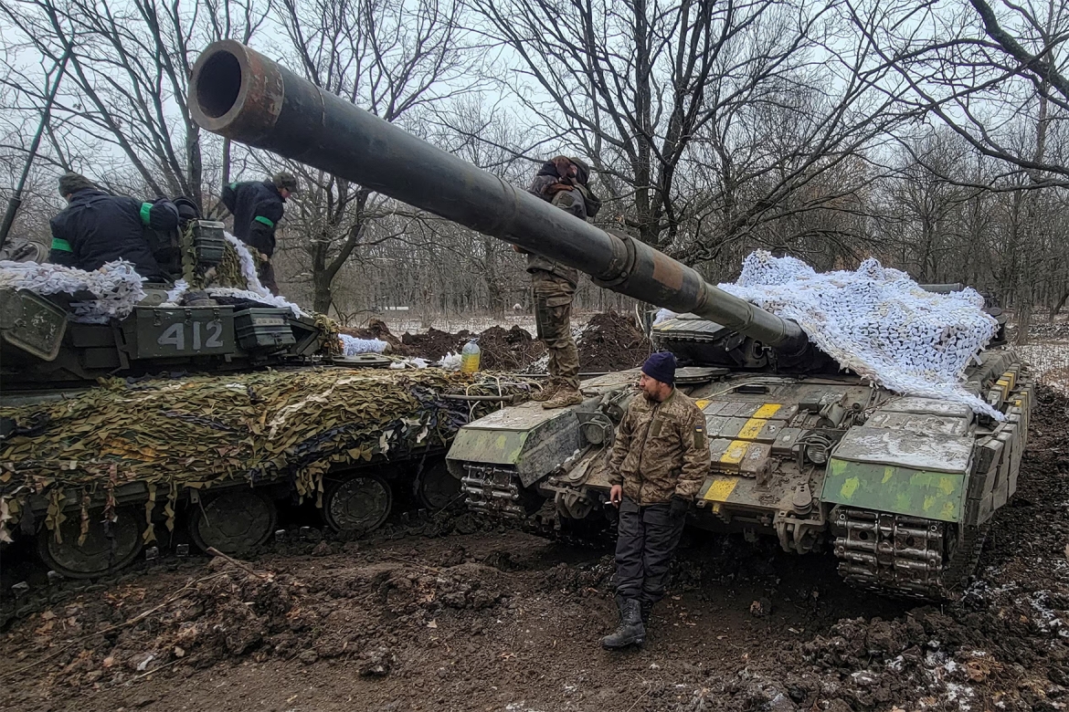 Quân nhân Ukraine đứng bên những chiếc xe tăng ở khu vực Donetsk. Ảnh: Reuters.