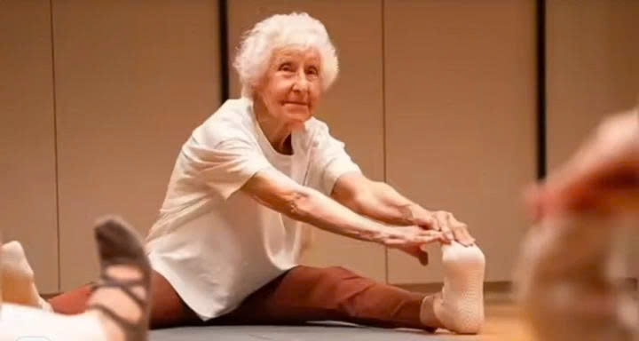 Ở tuổi 102, bà Charlotte Chopin vẫn đứng lớp dạy yoga (Ảnh: Times of India)