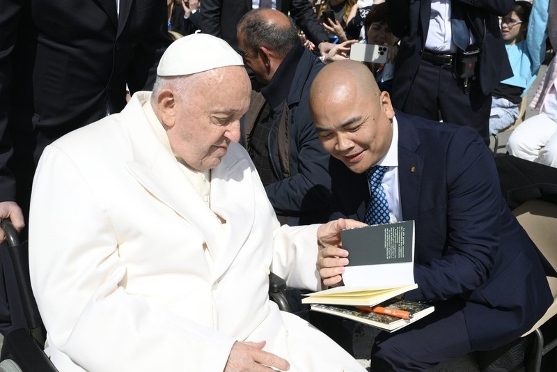 Tác giả Hà Huy Thanh gặp gỡ Giáo Hoàng tại Vatican. Ảnh: NVCC.