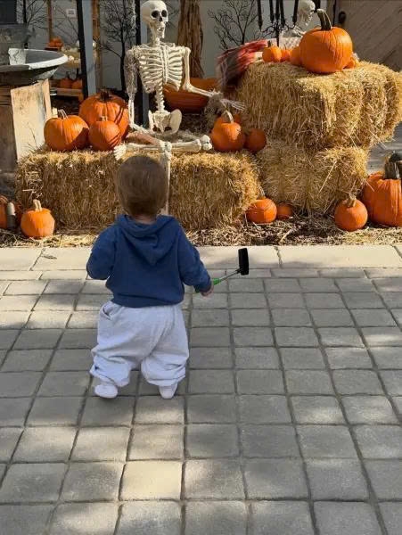 Đầu tháng 10, gia đình Justin Bieber khởi động mùa lễ hội Halloween bằng chuyến đi tới vườn bí ngô (Ảnh: Instagram)