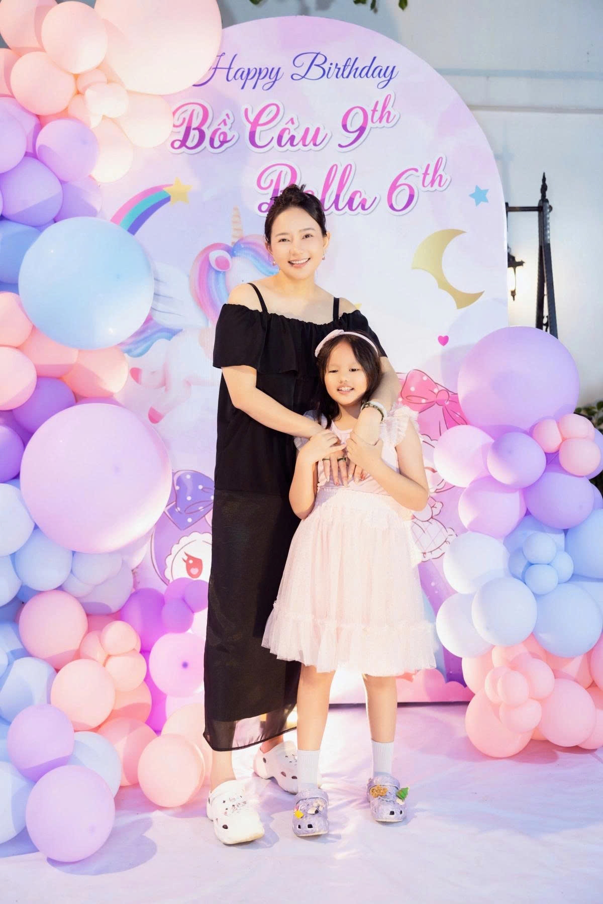 Bé Bồ Câu, con gái cựu người mẫu Phan Như Thảo, mừng sinh nhật cùng gia đình và bạn bè trong buổi tiệc ấm cúng tại TP.HCM. Phan Như Thảo cho biết bữa tiệc diễn ra giản dị, ấm cúng, có thêm một số hoạt động vui chơi cho các bé.