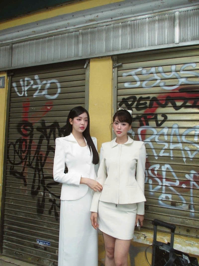 Hoa hậu Trần Tiểu Vy và Thanh Thủy khoe dáng thanh lịch trong bộ ảnh diện trang phục công sở đồng điệu.