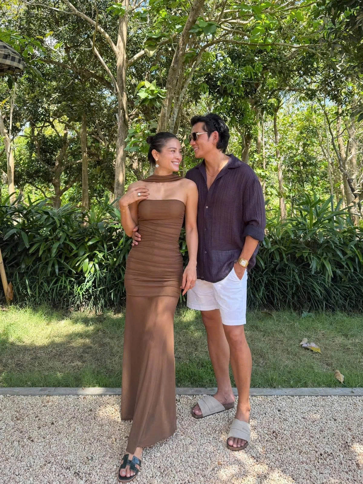 Vợ chồng Phương Trinh Jolie - Lý Bình "trốn con" đi cà phê.