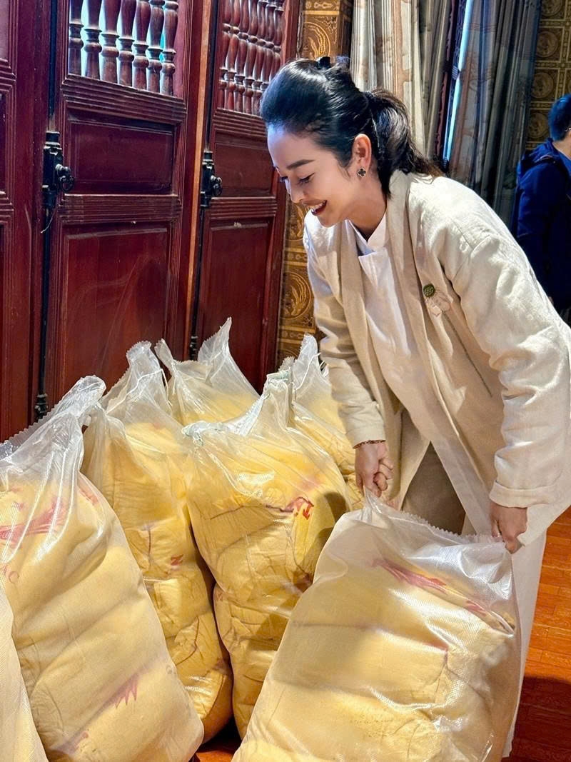 Hoa hậu Jennifer Phạm rạng rỡ trong chuyến từ thiện kéo dài 12 tiếng, chia sẻ mọi mệt mỏi tan biến khi nhìn thấy nụ cười bà con dù còn lệch múi giờ.