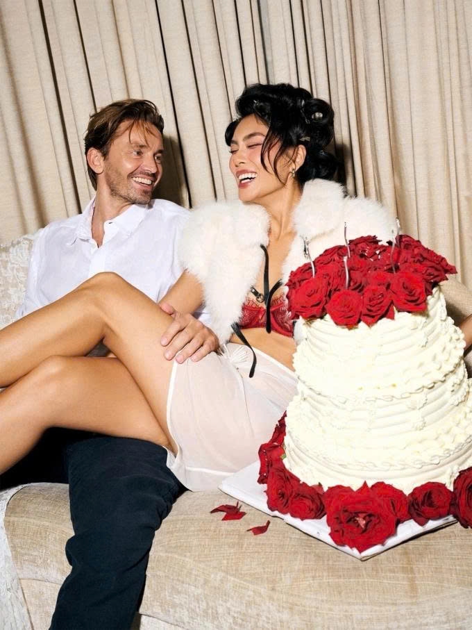 Á hậu Hoàn vũ Việt Nam 2022 Thảo Nhi Lê gây chú ý khi công khai bạn trai Tây Romain Leclef qua video hậu trường buổi chụp ảnh mừng sinh nhật tuổi 31. Cô diện nội y ren kết hợp váy bó xuyên thấu tôn đường cong và tạo dáng sexy trước ống kính. Doanh nhân Romain Leclef trao nụ hôn lên má khiến người đẹp cười hạnh phúc.