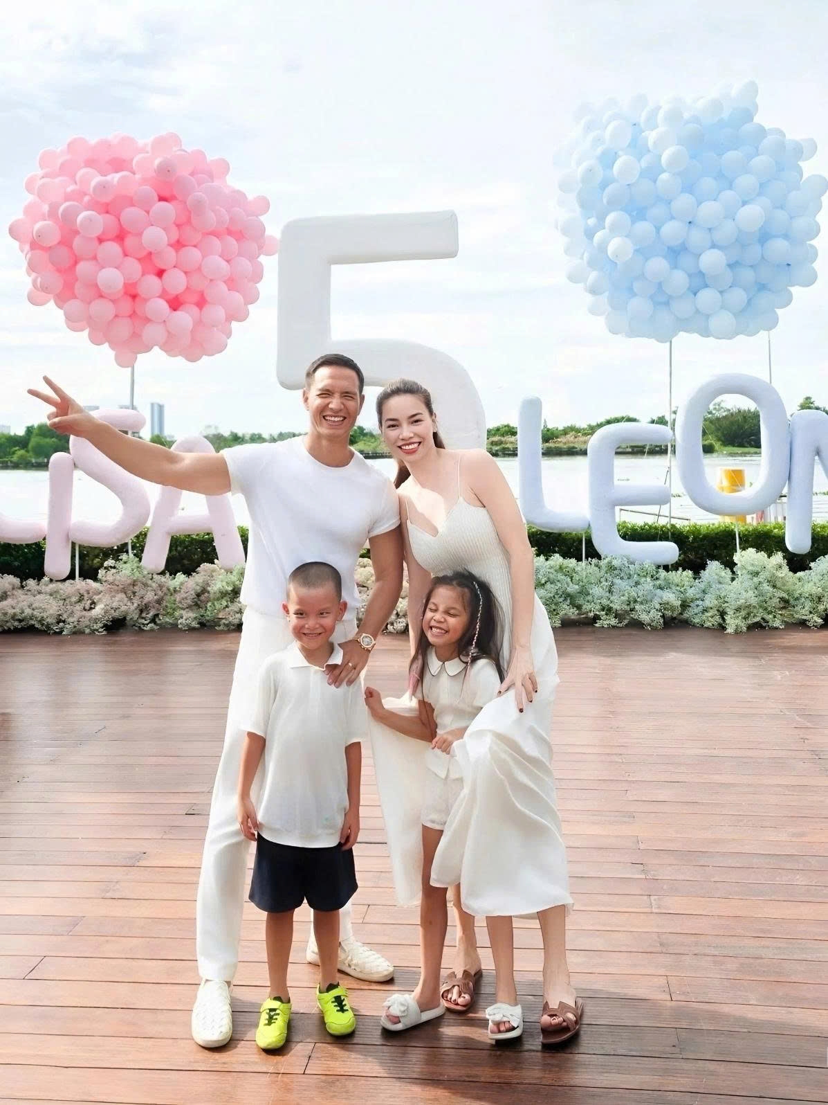 Vợ chồng Hồ Ngọc Hà - Kim Lý tổ chức tiệc sinh nhật cho hai con tại một nhà hàng ven sông Sài Gòn. Cặp song sinh đón tuổi mới trong không gian xanh mướt, trang trí tone xanh - hồng. Nữ ca sĩ chia sẻ: “5 tuổi, một cột mốc cũng đáng nhớ và đánh dấu cho giai đoạn của nhưng cô bé cậu bé bắt đầu biết rõ mình tên gì, tính cách sao, sở trường nào và đã bắt đầu rõ ràng nói không với những gì mình không thích”.